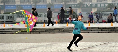 昨日,省會(huì)天氣晴好,春意盎然。上午,在綠城廣場(chǎng),一個(gè)小女孩在快樂(lè)地放風(fēng)箏。