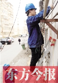 鄭州供電公司的技術(shù)人員正在需要更換智能電表的小區(qū)進行換表準備工作