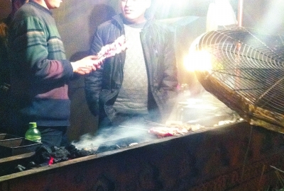 露天燒烤整夜煙熏火燎，路邊居民苦不堪言。