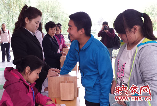 考生本人抽簽決定座號。