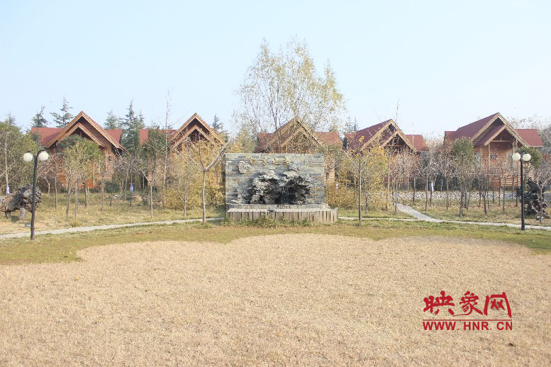 后面就是小別墅，前面是個廣場