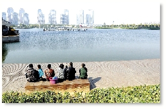 昨天中午，如意湖畔，在這樣的天氣曬太陽是一種享受。 記者 馬健 圖