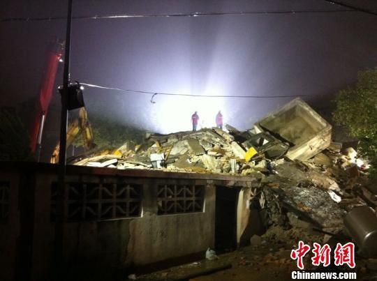 六層民房倒塌現(xiàn)場。何蔣勇　攝