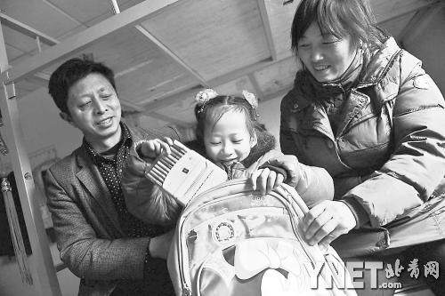 這是范勇一家在北京過(guò)得第二個(gè)春節(jié)，小女兒給記者展示習(xí)總書(shū)記送的書(shū)。