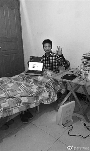 張洪銘在微博上發(fā)了張照片。照片顯示，他居住的屋子主要有一床一桌，寒冬里以電暖器取暖。