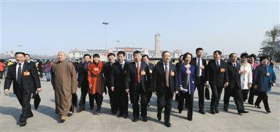 昨日，中國人民政治協(xié)商會議第十二屆全國委員會第一次會議在北京人民大會堂開幕。這是全國政協(xié)委員走向人民大會堂。新華社記者 陳樹根 攝