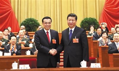 昨日，人大會議投票表決，決定李克強(qiáng)為國務(wù)院總理后，習(xí)近平和李克強(qiáng)親切握手。 新華社記者 蘭紅光 攝