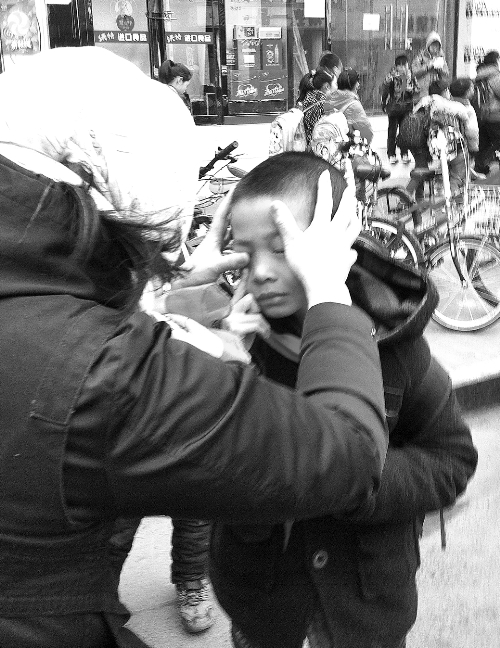 春天風(fēng)沙大，一孩子被風(fēng)沙瞇了眼