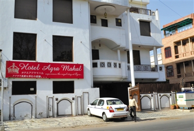 3月19日，印度北部阿格拉，一名英國女游客在旅館住店，有兩人企圖闖入她的房間，因害怕遭到強奸，她從旅