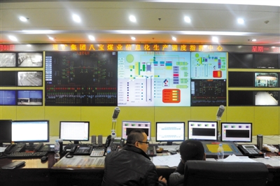 前日，八寶煤業(yè)公司，大家監(jiān)控井內(nèi)狀況。新華社 張楠 攝