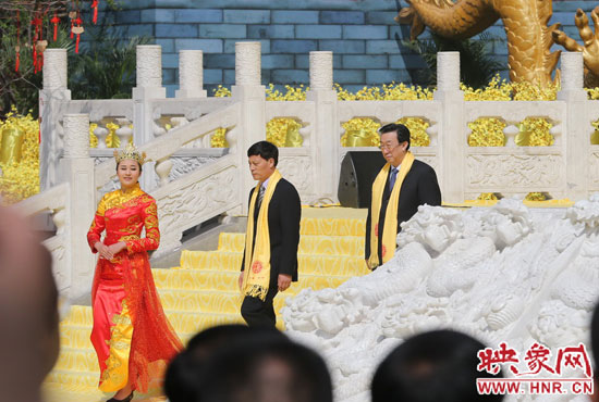 　河南省委書記、省人大常委會主任郭庚茂，河南省省長謝伏瞻敬獻(xiàn)花籃。映象網(wǎng)記者 邵恰 攝