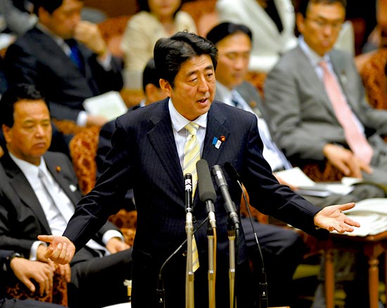23日，安倍在參議院預(yù)算委員會發(fā)表講話。