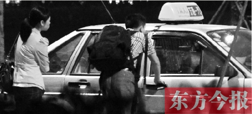 5月1日，記者夜探鄭州火車(chē)東站黑出租車(chē)，司機(jī)告知記者不打表40元，記者上車(chē)錄音取證