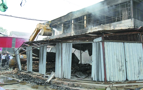 大火燒了近4個(gè)小時(shí)，中牟縣貿(mào)易區(qū)被燒得面目全非。