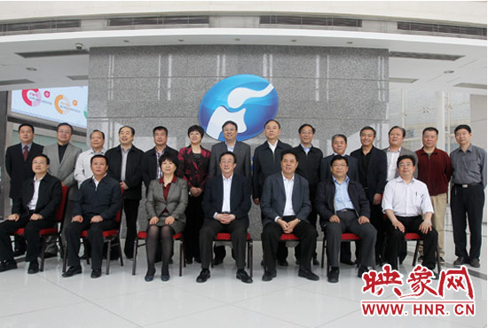 郭庚茂等省領(lǐng)導(dǎo)與省廣電局、河南電視臺(tái)的同志們合影