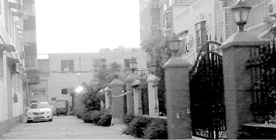 拉警戒線的地方就是高家居住的15號樓。高天峰居住在榮華小區(qū)一棟復式二層樓，三戶人家各有獨院。榮華小區(qū)一名業(yè)主供圖