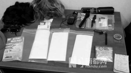 在福格爾身上發(fā)現(xiàn)的技術(shù)裝備和易容用具。