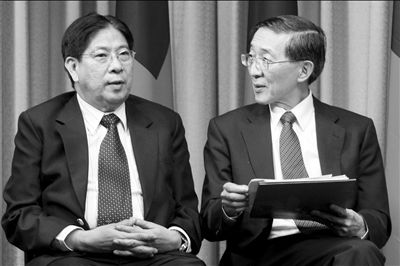 昨天凌晨,菲駐臺(tái)北馬尼拉經(jīng)濟(jì)文化辦事處代表白熙禮(左)與臺(tái)灣外事部門負(fù)責(zé)人林永樂(lè)在臺(tái)北共同舉行記者會(huì)。圖/CFP