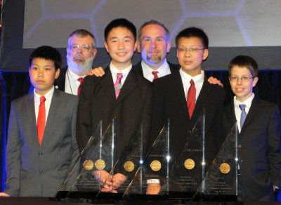 孫嘯秋(右二)與獲得團(tuán)體組冠軍的隊(duì)友任昊淼(前左一)、林浩然(前左二)、Matthew Lipman