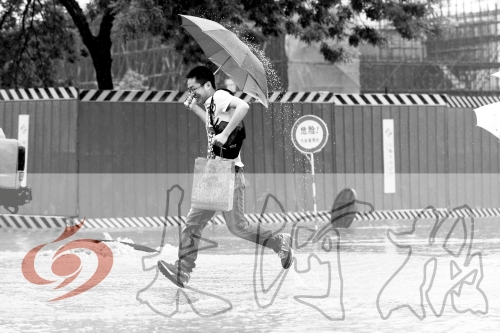 鄭州經(jīng)三路與北環(huán)交叉口處，積水較深，行人們不得不“練輕功”。 記者 白周峰 攝影