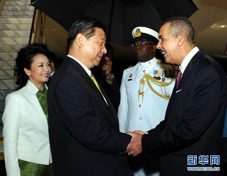 特立尼達(dá)和多巴哥總統(tǒng)卡莫納夫婦、總理比塞薩爾等到機(jī)場迎接習(xí)近平和夫人彭麗媛。饒愛民 攝