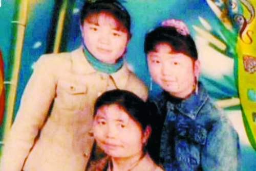 兩個女兒已長大成人,妻子也已歸來,這個分離12年的家庭,離幸福越來越近(翻拍)。