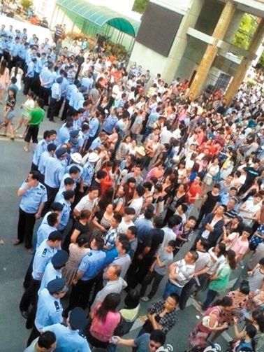 　考生家長圍堵在考點門口。 網(wǎng)絡(luò)截圖