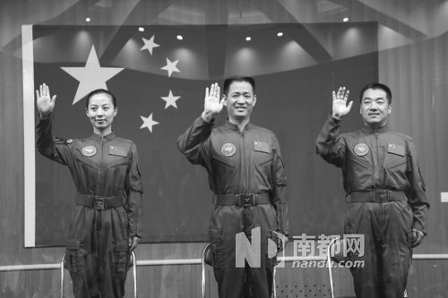 神舟十號(hào)航天員王亞平(左)、聶海勝(中)、張曉光(右)。 新華社發(fā)