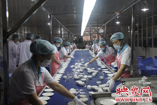 網(wǎng)友和群眾正在參觀餐具的消毒過程 網(wǎng)友和群眾正在參觀餐具的消毒過程