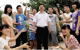 同學(xué)們用手臂連成光環(huán)，把班主任老師圍起來，表達對他的敬意和謝意。