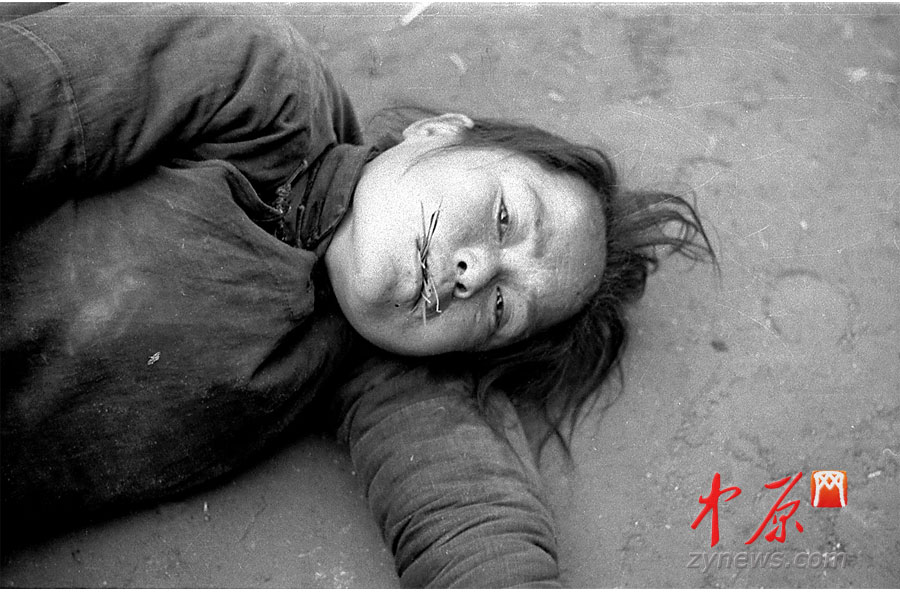 饑荒受災(zāi)者，她嘴里咬了幾根草