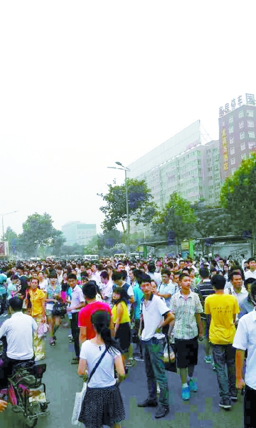 　早高峰等公交，場面蔚為壯觀（網(wǎng)友供圖）。