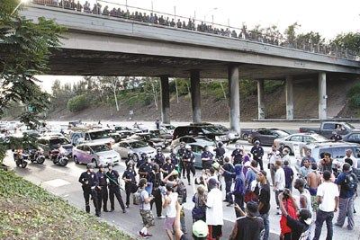 地點:美國洛杉磯。大批警察和示威者正在對峙