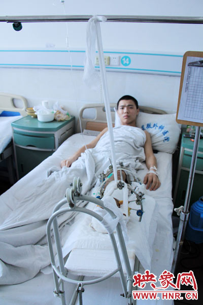 “如果有人肯幫我出4萬元的醫(yī)藥費(fèi)，我愿意為他免費(fèi)工作3年，多苦多累都行?！?月26日，躺在病床里上的