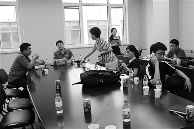 昨日，什剎海街道辦事處第四會議室，“什剎海女童練攤父親被打”事件的通氣會現(xiàn)場。