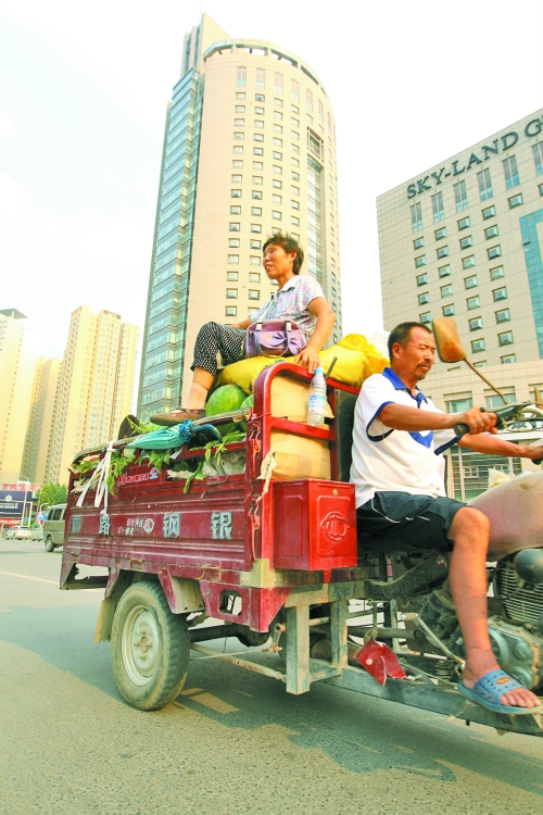 多賣瓜，瓜農(nóng)在烈日下奔波忙碌。