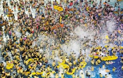 29日，湖北省武漢市，近日江城暑熱難解，人們紛紛前往水上樂園解暑，由于人數(shù)眾多，形成了“下餃子”的壯觀場面。圖/CFP