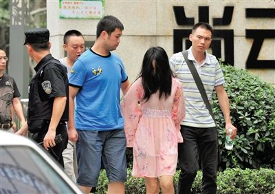一名女犯罪嫌疑人被警方押出。新華社記者 薛玉斌 攝