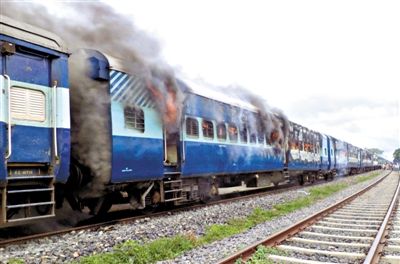 19日，撞人的火車被民眾點燃。