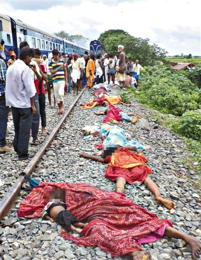 19日，事故現(xiàn)場遇難者的遺體。