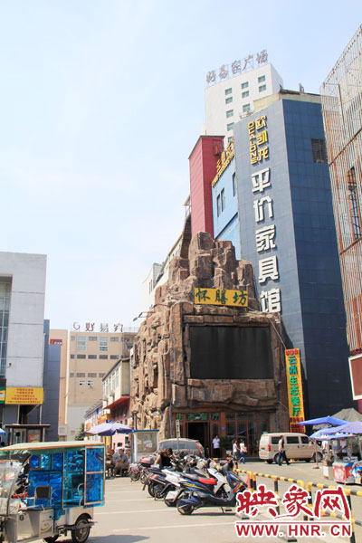 在該酒店一層的入口處，屹立著一座4層樓高的假山，氣勢(shì)雄偉。