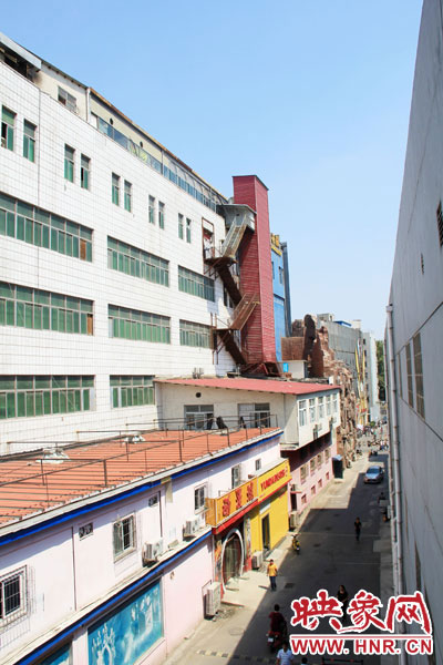 該家具賣場(chǎng)共6層樓，第7層建筑與其他樓層風(fēng)格迥然不同，有明顯后期加蓋痕跡