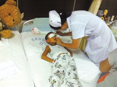 昨日傍晚，山西省眼科醫(yī)院醫(yī)生給斌斌點了兩次“眼藥水”。