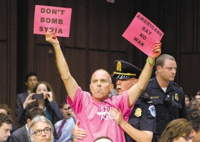 3日，美參議院外委會舉行敘利亞問題聽證會，民眾在現(xiàn)場示威，抗議美國軍事干預(yù)敘利亞。