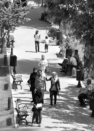 9月5日，敘利亞首都大馬士革，市民在街頭的一處公園內(nèi)散步。