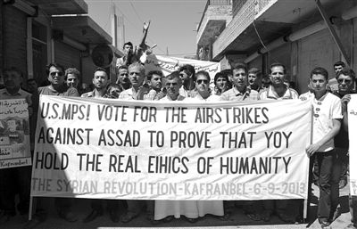 6日，敘利亞西北部的民眾打出橫幅，要求美國對(duì)敘動(dòng)武。