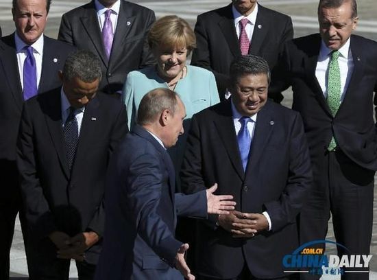 奧巴馬低頭不看普京，普京也閉眼做鬼臉并攤手表無(wú)奈。