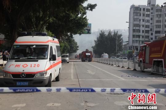 救護(hù)車現(xiàn)場待命?！「邩s權(quán)　攝