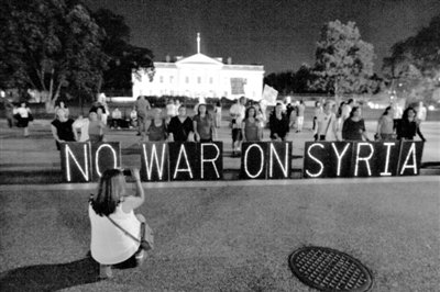 10日，華盛頓，美國反戰(zhàn)民眾在白宮前抗議對敘動武。