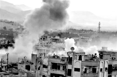 　10日公布的視頻顯示，敘利亞大馬士革地區(qū)，樓房遭重型火炮襲擊，現(xiàn)場濃煙滾滾。